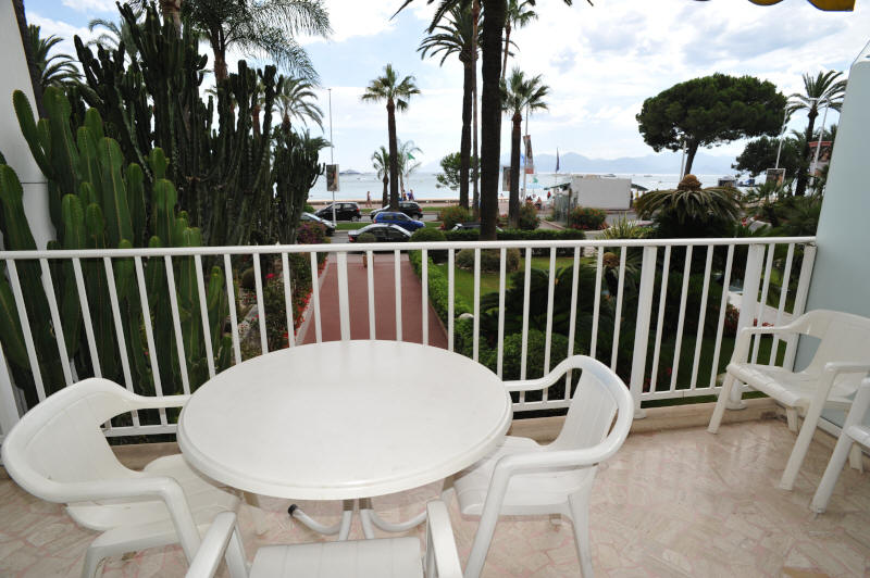 Cannes Locations, appartements et villas en location  Cannes, copyrights John and John Real Estate, photo Rf 292-02