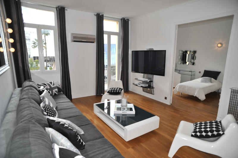 Cannes Locations, appartements et villas en location  Cannes, copyrights John and John Real Estate, photo Rf 064-09