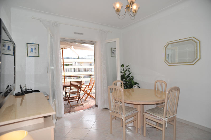 Cannes Locations, appartements et villas en location  Cannes, copyrights John and John Real Estate, photo Rf 107-03