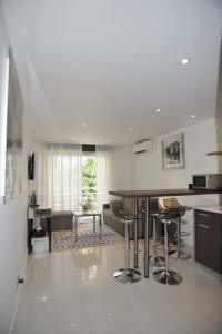 Cannes Locations, appartements et villas en location  Cannes, copyrights John and John Real Estate, photo Rf 187-02